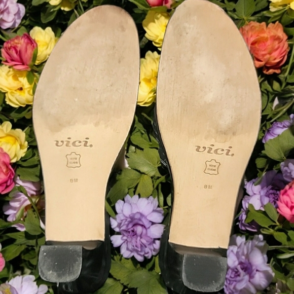 Vici Black Size 8 Weave slides with small heels. - Picture 2 of 7